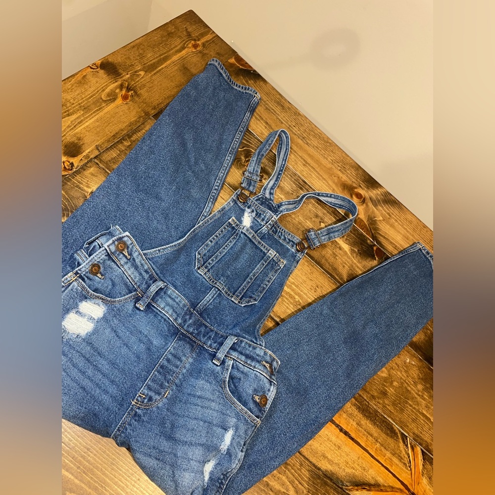 Hollister high rise crop overalls! Size xs!